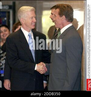 PAS DE FILM, PAS DE VIDÉO, PAS de TV, PAS DE DOCUMENTAIRE - © Jose Carlos Fajardo/Contra Costa Times/KRT/ABACA. 51655-1. Sacramento-CA-USA, octobre 23 2003. Gov. Californie Gray Davis, à gauche, et Gov.-Elect Arnold Schwarzenegger parlent alors que Schwarzenegger arrive pour les réunions de transition au capitole de l'État. Banque D'Images