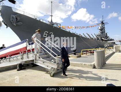 PAS DE FILM, PAS DE VIDÉO, PAS DE TV, PAS DE DOCUMENTAIRE - © JASON JACOBOWITZ/US NAVY/KRT/ABACA. 51700. Pearl Harbor-HI-USA, octobre 23 2003. Le président George W. Bush et la première dame Laura Bush arrivent avec le commandant du Commandement du Pacifique des États-Unis, ADM. Thomas B. Fargo, à bord du cuirassé à la retraite USS Missouri, pour rencontrer wi Banque D'Images