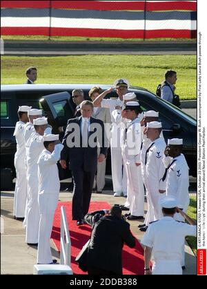 PAS DE FILM, PAS DE VIDÉO, PAS DE TV, PAS DE DOCUMENTAIRE - © KRT/ABACA. 51702-1. Hawaï-États-Unis, octobre 23 2003. Le président George W. Bush, accompagné de la première dame Laura Bush, passe par l'honneur des garçons d'aïside lors de leur arrivée à bord de la base navale de Pearl Harbor. Banque D'Images