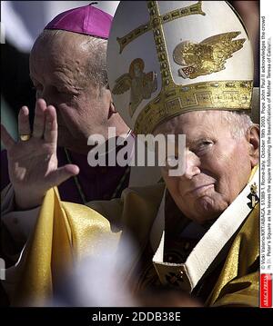 PAS DE FILM, PAS DE VIDÉO, PAS DE TV, PAS DE DOCUMENTAIRE - © VICKI VALERIO/KRT/ABACA. 51389-1. Rome-Italie. 19 octobre 2003. Le pape Jean-Paul II reconnaît la foule sur la place Saint-Pierre alors qu'il quitte la place après l'embellissement de mère Teresa de Calcutta. Banque D'Images