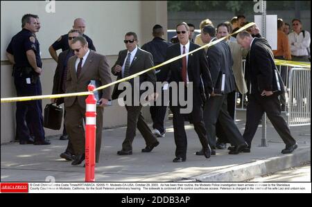 PAS DE FILM, PAS DE VIDÉO, PAS de TV, PAS DE DOCUMENTAIRE - © Cindi Christie/Contra Costa Times/KRT/ABACA. 52055-11. Modesto-CA-USA, 29 octobre 2003. Comme ils l'ont fait régulièrement, l'équipe d'enquête de la police de Modesto arrive en masse au palais de justice du comté de Stanislaus à Modesto, en Californie, pour le Scott Peterson Banque D'Images