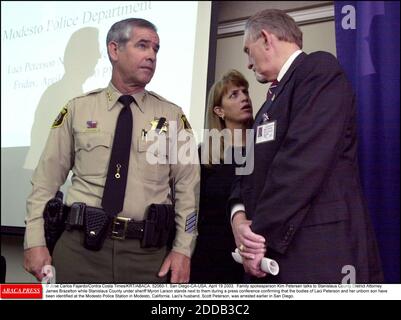 PAS DE FILM, PAS DE VIDÉO, PAS de TV, PAS DE DOCUMENTAIRE - © Jose Carlos Fajardo/Contra Costa Times/KRT/ABACA. 52060-1. San Diego-CA-USA, avril 19 2003. Le porte-parole de la famille Kim Petersen parle à James Brazelton, procureur du district du comté de Stanislaus, tandis que le comté de Stanislaus, sous le shérif Myron Larson, est à côté de t. Banque D'Images