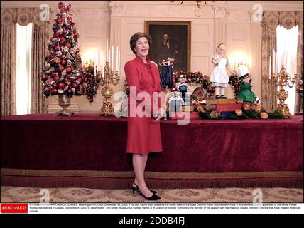 PAS DE FILM, PAS DE VIDÉO, PAS DE TV, PAS DE DOCUMENTAIRE - © CHUCK KENNEDY/KRT/ABACA. 53499-2. Washington-DC-États-Unis. 04 décembre 2003. La première dame Laura Bush présente la table du buffet dans la salle à manger de l'État ornée d'Alice au pays des merveilles, pendant un aperçu des décorations de vacances de la Maison Blanche jeudi, Decembe Banque D'Images