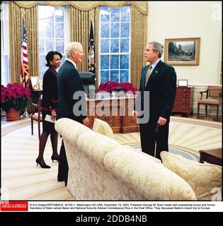 PAS DE FILM, PAS DE VIDÉO, PAS DE TV, PAS DE DOCUMENTAIRE - © ERIC DRAPER/KRT/ABACA. 54102-1. Washington-DC-USA, 19 décembre 2003. Le Président George W. Bush rencontre l'envoyé présidentiel et l'ancien Secrétaire d'État James Baker et la Conseillère à la sécurité nationale Condaleezza Rice dans le Bureau ovale. Ils ont discuté de Bake Banque D'Images