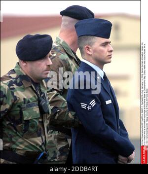 PAS DE FILM, PAS DE VIDÉO, PAS DE TV, PAS DE DOCUMENTAIRE - © DAN ROSENSTRAUCHS/KRT/ABACA. 54807-1. Fairfield-CA-USA, 13 janvier 2004. Le premier Airman Ahmad Al Halabi, 24 ans, traducteur accusé d'espionnage à la base navale de Guantanamo Bay, à Cuba, entre dans un tribunal pour une audience préliminaire sous sa direction Banque D'Images