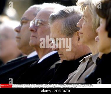 PAS DE FILM, PAS DE VIDÉO, PAS DE TV, PAS DE DOCUMENTAIRE - © CHUCK KENNEDY/KRT/ABACA. 54716-2. Washington-DC-USA, 11 mars 2002. Les secrétaires Colin Powell, Paul O'Neill, Donald Rumsfeld et Gail Norton écoutent le président Bush qui s'adresse à plus de 1,000 personnes qui se sont rassemblées à la Maison Blanche à Washington lundi, Ma Banque D'Images