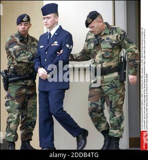 PAS DE FILM, PAS DE VIDÉO, PAS DE TV, PAS DE DOCUMENTAIRE - © DAN ROSENSTRAUCHS/KRT/ABACA. 54807-2. Fairfield-CA-USA, 13 janvier 2004. Le premier Airman Ahmad Al Halabi, 24 ans, traducteur accusé d'espionnage à la base navale de Guantanamo Bay, à Cuba, entre dans un tribunal pour une audience préliminaire sous sa direction Banque D'Images