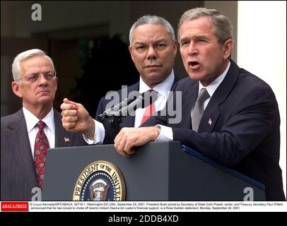 PAS DE FILM, PAS DE VIDÉO, PAS DE TV, PAS DE DOCUMENTAIRE - © CHUCK KENNEDY/KRT/ABACA. 54716-1. Washington-DC-USA, 24 septembre 2001. Le président Bush, rejoints par le secrétaire d'État Colin Powell, au centre, et le secrétaire au Trésor Paul O'Neill, ont annoncé qu'il avait décidé de s'étrangler contre le militant islamiste Oussama ben Laden Banque D'Images