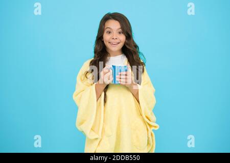 Relaxation avant de dormir. Boire du lait juste avant d'aller au lit. Les boissons à l'heure du coucher. Recette du chocolat chaud. Avantages pour la santé de boire du lait avant le coucher. Petit enfant tenir mug. En pyjama fille boire le thé. Banque D'Images