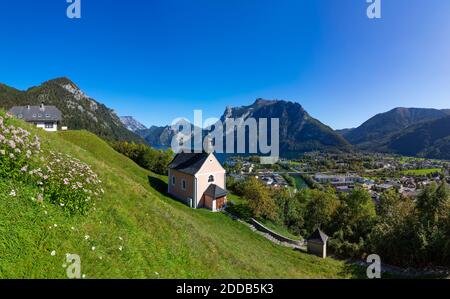 Autriche, haute-Autriche, Ebensee, Kalvarienbergkirche surplombant la ville alpine en été Banque D'Images