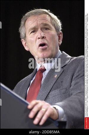 PAS DE FILM, PAS DE VIDÉO, PAS DE TV, PAS DE DOCUMENTAIRE - © AKIRA SUWA/KRT/ABACA. 55469-1. Philadelphie-PA-USA. 31 janvier 2004. Le président George W. Bush salue les policiers de Philadelphie avant de monter à bord de l'Air Force One à l'aéroport international de Philadelphie, en Pennsylvanie, samedi, Ja Banque D'Images