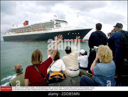 PAS DE FILM, PAS DE VIDÉO, PAS DE TV, PAS DE DOCUMENTAIRE - © JEFFREY BOAN/KRT/ABACA. 55280-1. Port Everglades-FL-USA, le 26 janvier 2004. Le Queen Mary 2 se retire à Port Everglades, en Floride, le lundi 26 janvier 2004. Le navire britannique est la plus grande, la plus longue, la plus haute, la plus large et la plus chère des passagers Banque D'Images