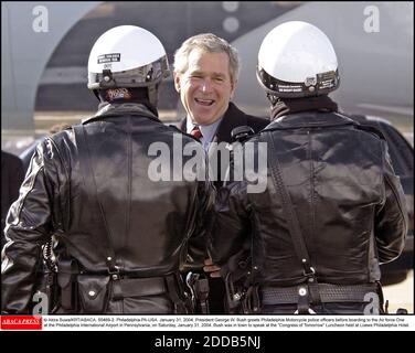 PAS DE FILM, PAS DE VIDÉO, PAS DE TV, PAS DE DOCUMENTAIRE - © AKIRA SUWA/KRT/ABACA. 55469-2. Philadelphie-PA-USA. 31 janvier 2004. Le président George W. Bush salue les policiers de Philadelphie avant de monter à bord de l'Air Force One à l'aéroport international de Philadelphie, en Pennsylvanie, samedi, Ja Banque D'Images