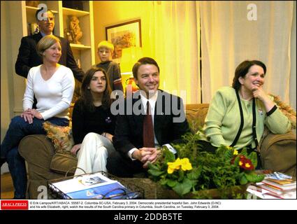 PAS DE FILM, PAS DE VIDÉO, PAS DE TV, PAS DE DOCUMENTAIRE - © ERIK CAMPOS/KRT/ABACA. 55587-2. Columbia-SC-USA, 3 février 2004. Le sénateur John Edwards (D-NC), un espoir présidentiel démocratique, et sa femme Elizabeth, à droite, regardent les résultats de la primaire de Caroline du Sud à Columbia, en Caroline du Sud, mardi, février Banque D'Images