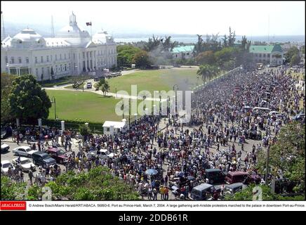 PAS DE FILM, PAS DE VIDÉO, PAS de TV, PAS DE DOCUMENTAIRE - © Andrew Bosch/Miami Herald/KRT/ABACA. 56893-6. Port au Prince-Haïti, le 7 mars 2004. Un grand rassemblement de manifestants anti-Aristide a défilé jusqu'au palais du centre-ville de Port-au-Prince. Banque D'Images