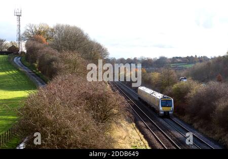 Train diesel de classe 168 de Chiltern Railways à l'automne, Rowington, Warwickshire, Angleterre, Royaume-Uni Banque D'Images