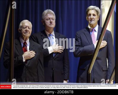 PAS DE FILM, PAS DE VIDÉO, PAS de TV, PAS DE DOCUMENTAIRE - le candidat présidentiel Sene John Kerry (D-ma) rejoint par les présidents Jimmy carter Jimmy carter et Bill Clinton écoutent le National Anthym avant leur introduction au dîner Uni du Comité national démocratique Démocrates à Detroit, Michigan, le vendredi 26 mars 2004. Photo de David P. Gilkey/KRT/ABACA. Banque D'Images