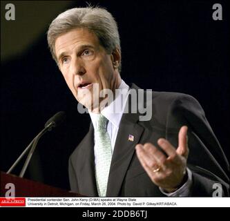 PAS DE FILM, PAS DE VIDÉO, PAS de TV, PAS DE DOCUMENTAIRE - le candidat présidentiel, le sénateur John Kerry (D-ma), parle à l'Université d'État Wayne à Detroit, Michigan, le vendredi 26 mars 2004. Photo de David P. Gilkey/KRT/ABACA. Banque D'Images