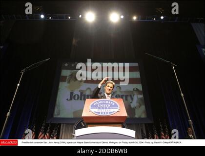 PAS DE FILM, PAS DE VIDÉO, PAS de TV, PAS DE DOCUMENTAIRE - le candidat présidentiel, le sénateur John Kerry (D-ma), parle à l'Université d'État Wayne à Detroit, Michigan, le vendredi 26 mars 2004. Photo de David P. Gilkey/KRT/ABACA. Banque D'Images