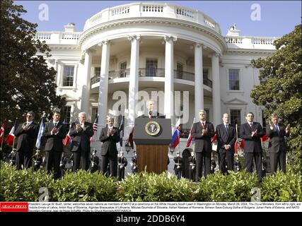 PAS DE FILM, PAS DE VIDÉO, PAS de télévision, PAS DE DOCUMENTAIRE - le président George W. Bush, au centre, accueille sept nations comme membres de l'OTAN lors d'une cérémonie sur la pelouse sud de la Maison Blanche à Washington, le lundi 29 mars 2004. Les premiers ministres, de gauche à droite, sont: Indulis Emsis de Lettonie, Anton ROP de Slovénie, Algirdas Brazauskas de Lituanie, Mikulas Dzurinda de Slovaquie, Adrian Nastase de Roumanie, Simeon Saxe-Coburg Gotha de Bulgarie, Juhan parties d'Estonie et le Secrétaire général de l'OTAN Jaap de Hoop Scheffer. Photo par Chuck Kennedy/KRT/ABACA. Banque D'Images