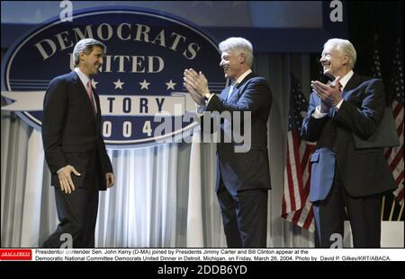 PAS DE FILM, PAS DE VIDÉO, PAS de TV, PAS DE DOCUMENTAIRE - le candidat présidentiel Sene John Kerry (D-ma) rejoint par les présidents Jimmy carter et Bill Clinton apparaissent au dîner Uni du Comité national démocratique Démocrates à Detroit, Michigan, le vendredi 26 mars 2004. Photo de David P. Gilkey/KRT/ABACA. Banque D'Images