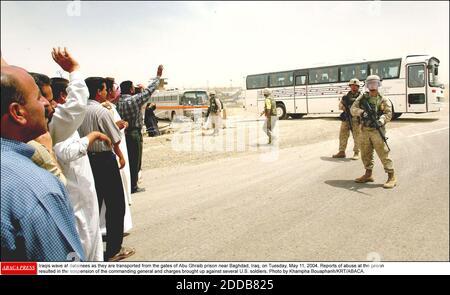 PAS DE FILM, PAS DE VIDÉO, PAS de télévision, PAS DE DOCUMENTAIRE - les Irakiens se mettent à brandir les détenus depuis les portes de la prison d'Abou Ghraib, près de Bagdad, en Irak, le mardi 11 mai 2004. Des rapports faisant état d'abus à la prison ont entraîné la suspension du commandant général et des accusations ont été portées contre plusieurs soldats américains. Photo de Khampha Bouapheh/KRT/ABACA. Banque D'Images