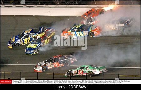 PAS DE FILM, PAS DE VIDÉO, PAS de TV, PAS DE DOCUMENTAIRE - les voitures de (97) Kurt Busch, (16) Kasey Kahne, (24) Jeff Gordon, (40) Sterling Marlin, (01) Joe Nemechek et (29) Kevin Harvick glissent dans la tour 1 pendant le NEXTEL All-Star Challenge à Lowes Motor Speedway, à Concord, Caroline du Nord, samedi, 22 mai 2004. Douze voitures ont été impliquées dans l'épave. Photo de Jeff Siner/Charlotte observer/KRT/ABACA. Banque D'Images