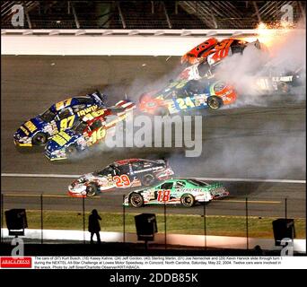 PAS DE FILM, PAS DE VIDÉO, PAS de TV, PAS DE DOCUMENTAIRE - les voitures de (97) Kurt Busch, (16) Kasey Kahne, (24) Jeff Gordon, (40) Sterling Marlin, (01) Joe Nemechek et (29) Kevin Harvick glissent dans la tour 1 pendant le NEXTEL All-Star Challenge à Lowes Motor Speedway, à Concord, Caroline du Nord, samedi, 22 mai 2004. Douze voitures ont été impliquées dans l'épave. Photo de Jeff Siner/Charlotte observer/KRT/ABACA. Banque D'Images