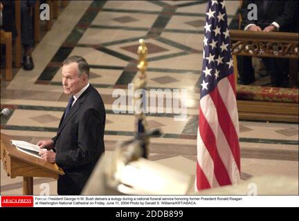 PAS DE FILM, PAS DE VIDÉO, PAS DE TV, PAS DE DOCUMENTAIRE - L'ANCIEN PRÉSIDENT GEORGE H.W. Bush livre une éloge lors d'un service funéraire national en hommage à l'ancien président Ronald Reagan à la cathédrale nationale de Washington le vendredi 11 juin 2004.photo par Gerald S. Williams/KRT/ABACA. Banque D'Images