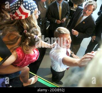 PAS DE FILM, PAS DE VIDÉO, PAS de télévision, PAS DE DOCUMENTAIRE - le candidat démocrate à la vice-présidence John Edwards salue ses partisans lors d'un rassemblement à l'aéroport international de fort Lauderdale à fort Lauderdale, en Floride, le jeudi 8 juillet 2004. Edwards et John Kerry devaient ensuite se rendre à New York pour assister à des événements jeudi plus tard. Photo de Joe Burbank/Orlando Sentinel/KRT/ABACA. Banque D'Images