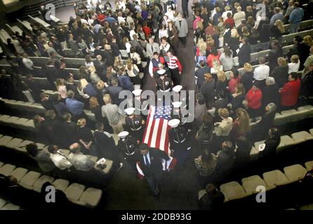 PAS DE FILM, PAS DE VIDÉO, PAS de télévision, PAS DE DOCUMENTAIRE - UN garde d'honneur marin escorte le cercueil du Cpl lance. Travis Layfield pendant les funérailles à San Jose, Californie, le 16 avril 2004. Layfield a été l'un des Marines of Echo Company, 2e Bataillon, 4e Marines tués en avril 2004 dans les combats à Ramadi, Irak. Photo de Pauline Lubens/San Jose Mercury News/KRT/ABACA. Banque D'Images