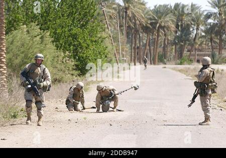 PAS DE FILM, PAS DE VIDÉO, PAS de TV, PAS DE DOCUMENTAIRE - Marines Echo Company, 2e Bataillon 4th Marines Découvrez un dispositif explosif le long d'une route près de Ramadi, Irak, le 9 avril 2004. Photo de David Swanson/Philadelphia Inquirer/KRT/ABACA. Banque D'Images