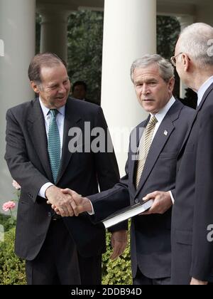 PAS DE FILM, PAS DE VIDÉO, PAS de télévision, PAS DE DOCUMENTAIRE - le Président George W. Bush reçoit le rapport final de la Commission 9/11 du Président de la Commission 9/11 Thomas H. Kean (l) et du Vice-Président Lee H. Hamilton dans le jardin des roses de la Maison Blanche à Washington, D.C., le 22 juillet 2004. Le rapport de la commission détaille les « défauts institutionnels ineptes » et les occasions manquées par les administrations Bush et Clinton de contrecarrer les charaillements terroristes du 11 septembre 2001. Photo par Chuck Kennedy/KRT/ABACA Banque D'Images