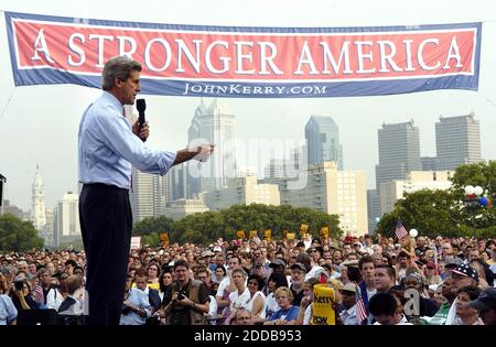 PAS DE FILM, PAS DE VIDÉO, PAS de télévision, PAS DE DOCUMENTAIRE - le sénateur John Kerry, qui acceptera la nomination démocrate à la présidence jeudi, à Boston, Massachusetts, parle lors d'un rassemblement au Philadelphia Art Museum à Philadelphie, Pennsylvanie, le mardi 27 juillet 2004. Photo de Pete Souza/Chicago Tribune/KRT/ABACA. Banque D'Images