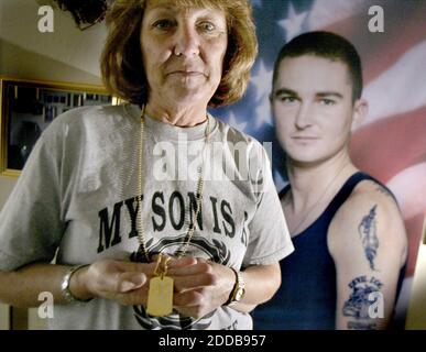 PAS DE FILM, PAS DE VIDÉO, PAS de TV, PAS DE DOCUMENTAIRE - Diane Layfield pose devant une photo de son fils Travis, chez elle à Fremont, Californie, le 4 mai 2004. Layfield était l'une des Marines de l'Echo Company, 2e Bataillon 4e Marines tués en avril 2004 dans les combats à Ramadi, Irak. Photo de Pauline Lubens/San Jose Mercury News/KRT/ABACA. Banque D'Images