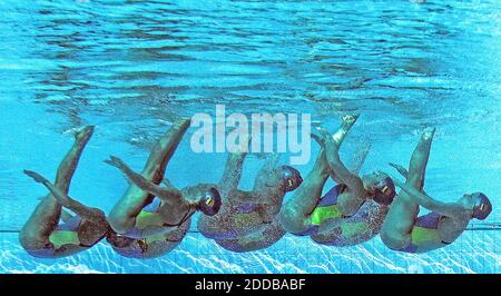 PAS DE FILM, PAS DE VIDÉO, PAS de TV, PAS DE DOCUMENTAIRE - les membres de l'équipe olympique espagnole de natation synchronisée pratiquent mercredi après-midi 18 août 2004 au Centre aquatique olympique à Athènes-Grèce. Photo de Patrick Schneider/KRT/ABACA. Banque D'Images