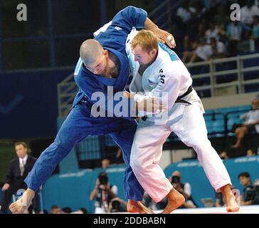 PAS DE FILM, PAS DE VIDÉO, PAS de TV, PAS DE DOCUMENTAIRE - Brian Olson des États-Unis, à droite, combat Gabriel Lama du Chili dans la classification de 90kg judo le mercredi 18 août 2004, aux Jeux Olympiques de 2004, à Athènes-Grèce. Photo de Joe Rossi/KRT/ABACA. Banque D'Images