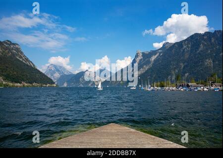 Autriche, haute-Autriche, Ebensee, Slipway sur la rive du lac de Traunsee avec des bateaux et des montagnes en arrière-plan Banque D'Images