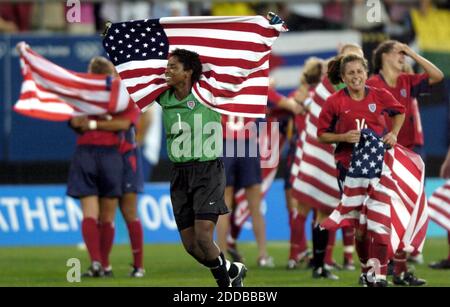 PAS DE FILM, PAS DE VIDÉO, PAS de TV, PAS DE DOCUMENTAIRE - le gardien de but de l'équipe de football américaine Briana Scurry et les membres de l'équipe célèbrent après leur victoire de 2-1 sur le Brésil jeudi 26 août 2004 dans le match de la médaille d'or aux Jeux Olympiques d'Athènes. Photo de Mark Reis/Colorado Springs Gazette/KRT/ABACA. Banque D'Images