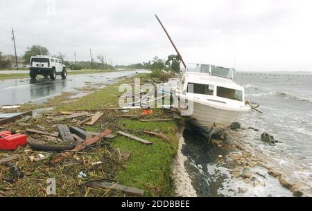 PAS DE FILM, PAS DE VIDÉO, PAS de télévision, PAS DE DOCUMENTAIRE - UN bateau, frappé par les vents de l'ouragan Frances, se trouve sur le rivage ouest de la rivière Indian dans le comté de Brevard, en Floride, le dimanche 5 septembre 2004. Photo de Red Huber/Orlando Sentinel/KRT/ABACA. Banque D'Images