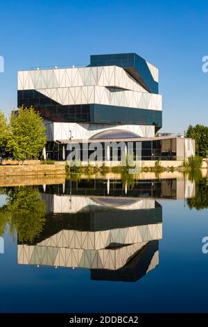 Allemagne, Bade-Wurtemberg, Heilbronn, centre scientifique Experimenta se reflétant dans le Neckar Banque D'Images