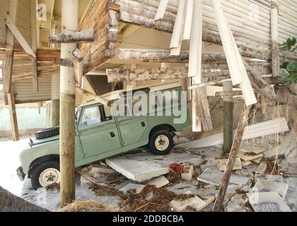 PAS DE FILM, PAS DE VIDÉO, PAS de télévision, PAS DE DOCUMENTAIRE - UN SUV Land Rover se trouve sur la plage sous une maison, le lundi 27 septembre 2004, après s'être fracassé à travers un plancher de carport quand l'érosion lourde de l'ouragan Jeanne a lavé le digue et la dune de sable à New Smyrna Beach, Floride. Photo de Joe Burbank/Orlando Sentinel/KRT/ABACA. Banque D'Images