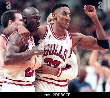 PAS DE FILM, PAS DE VIDÉO, PAS de TV, PAS DE DOCUMENTAIRE - Chicago Bulls Michael Jordan célèbre un tir gagnant de dernière seconde avec des coéquipiers Scottie Pippen, droite, Jud Buechler, arrière gauche, et Dennis Rodman, arrière. Chicago a battu l'Utah Jazz 84-82 pour prendre une tête de jeu de 1-0 dans la meilleure des sept séries à Chicago, le 1er juin 2004. Photo de Jim Prisching/Chicago Tribune/KRT/ABACA Banque D'Images