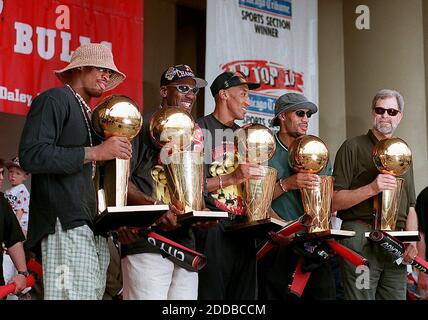 PAS DE FILM, PAS DE VIDÉO, PAS de TV, PAS DE DOCUMENTAIRE - Dennis Rodman de Chicago Bulls, (de gauche à droite), Michael Jordan, Scottie Pippen, Ron Harper et l'entraîneur Phil Jackson célèbrent leur 5e championnat NBA lundi au Petrillo Band Shell à Grant Park à Chicago, Illinois. Des dizaines de milliers de fans ont envahi le parc pour voir les champions de la NBA. La Jordanie a dédié le titre des Bulls au Ôworking populaire de la ville. Photo de Jose More/Chicago Tribune/KRT/ABACA Banque D'Images