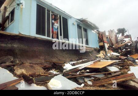 PAS DE FILM, PAS DE VIDÉO, PAS de TV, PAS DE DOCUMENTAIRE - Troy Taynton et Barbara Carlsen regardent de leur maison les dommages causés par la montée de tempête de l'ouragan Jeanne le 26 septembre 2004. La vague a emporté leur porche en béton.photo de Red Huber/KRT/Orlando Sentinel/ABACA Banque D'Images