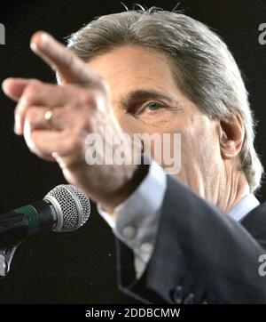 PAS DE FILM, PAS DE VIDÉO, PAS de télévision, PAS DE DOCUMENTAIRE - le sénateur John Kerry, candidat démocrate à la présidence, parle lors d'un rassemblement à Green Bay, Wisconsin, le mardi 26 octobre 2004. Photo de Jeffrey Phelps/Milwaukee Journal Sentinel/KRT/ABACA. Banque D'Images