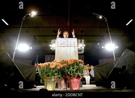 PAS DE FILM, PAS DE VIDÉO, PAS de télévision, PAS DE DOCUMENTAIRE - le sénateur John Kerry, candidat démocrate à la présidence, parle lors d'un rassemblement à Green Bay, Wisconsin, le mardi 26 octobre 2004. Photo de Jeffrey Phelps/Milwaukee Journal Sentinel/KRT/ABACA. Banque D'Images