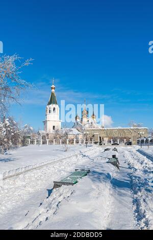 Russie, République de Sakha, Yakoutsk, sentier couvert de neige menant à la cathédrale orthodoxe de Yakoutsk de Transfiguration de Jésus-Christ Banque D'Images