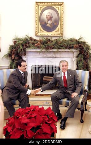 PAS DE FILM, PAS DE VIDÉO, PAS de TV, PAS DE DOCUMENTAIRE - le Président Bush, à droite, rencontre le Roi de Bahreïn, Shaikh Hamad bin ISA Al Khalifa, dans le Bureau ovale de la Maison Blanche, le lundi 29 novembre 2004, à Washington, D.C. photo de Chuck Kennedy/KRT/ABACA. Banque D'Images