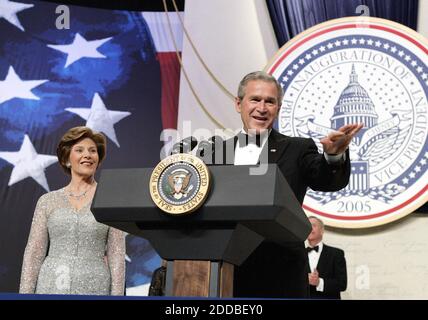 PAS DE FILM, PAS DE VIDÉO, PAS de télévision, PAS DE DOCUMENTAIRE - le président George W. Bush et la première dame Laura Bush parlent au Texas et au Wyoming Inaugural ball à Washington, DC, USA, le 20 janvier 2005. Photo de Chuck Kennedy/US News Story Slugged/KRT/ABACA. Banque D'Images